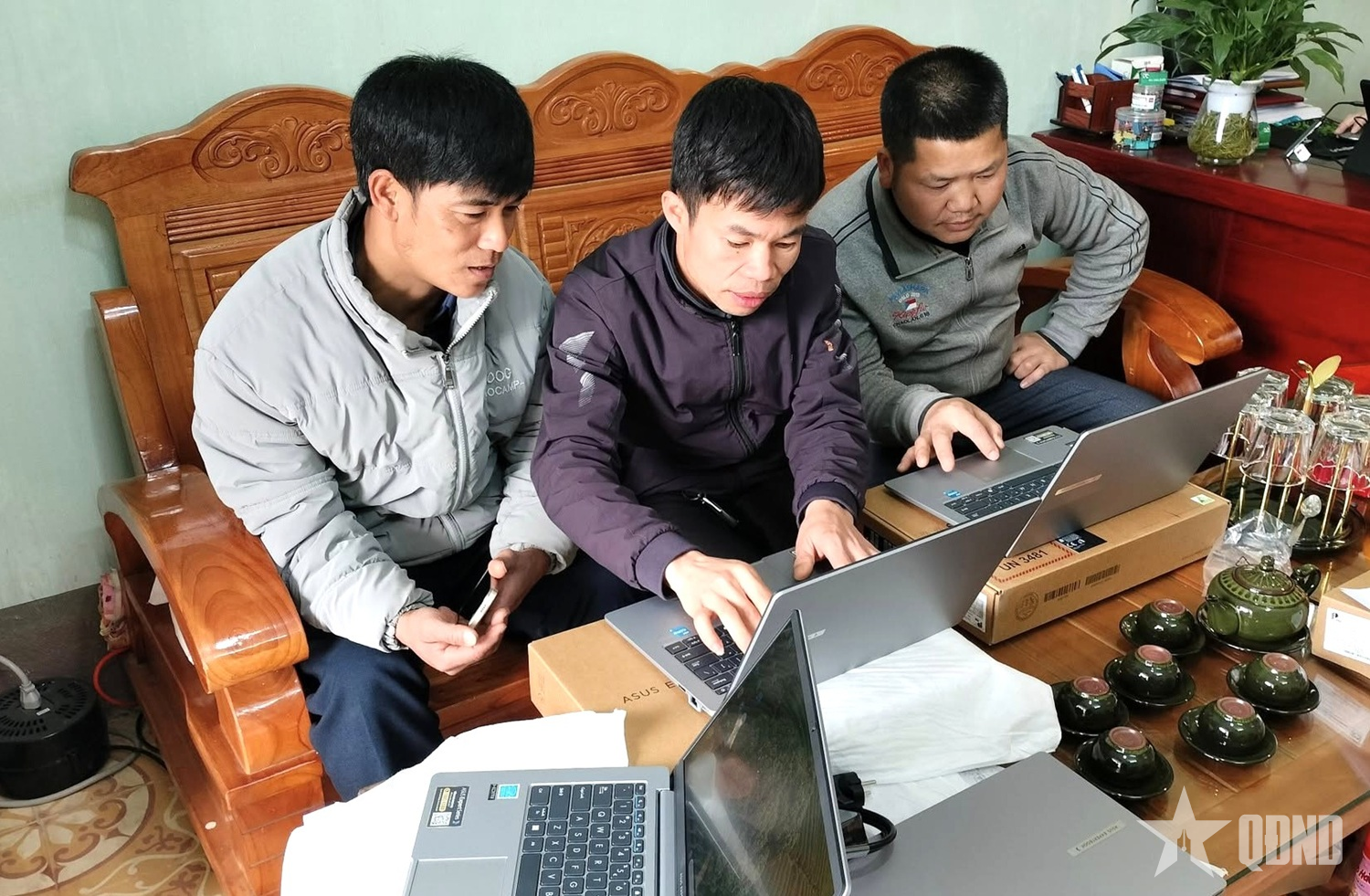 Trao máy tính về thôn, mở “cánh cửa số” từ cơ sở ở vùng cao Tát Ngà